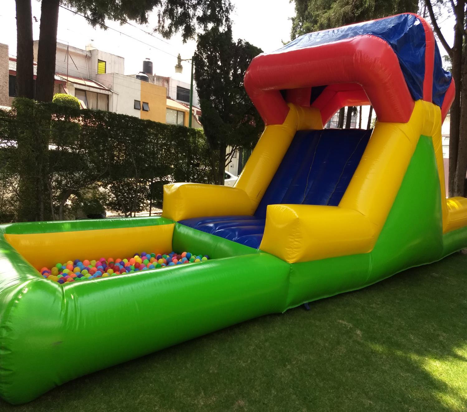 INFLABLE TOBOGAN CON ALBERCA DE PELOTAS